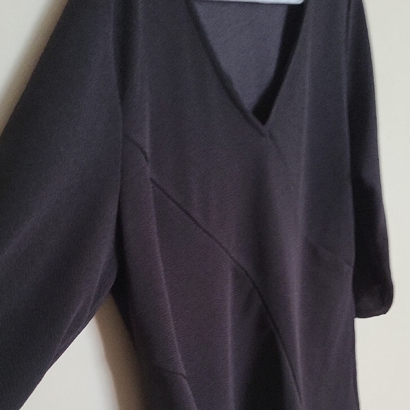 Elegant Black V-Neck Top by Guillaume – Classic, Stylish & Versatile Wardrobe Es - Picture 4 of 11